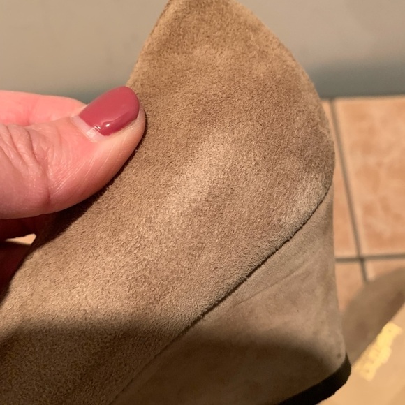 Bettina Round Toe Wedges in tan size 38 - Picture 12 of 12